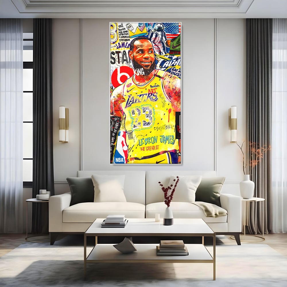 Tablou canvas cu tablou canvas cu portretul lui lebron james, in rama de aluminiu argintiu, pe perete intr-un living